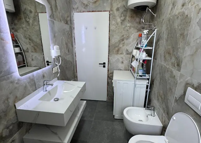 Arol Apartment, Apartman *